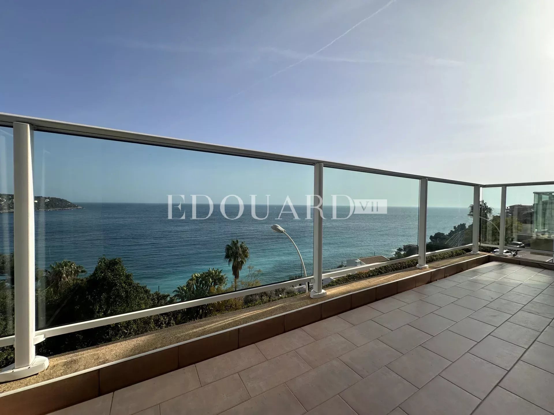 En exclusivité deux pièces avec terrasse, magnifique vue mer, spectaculaire solarium, spacieux parking
