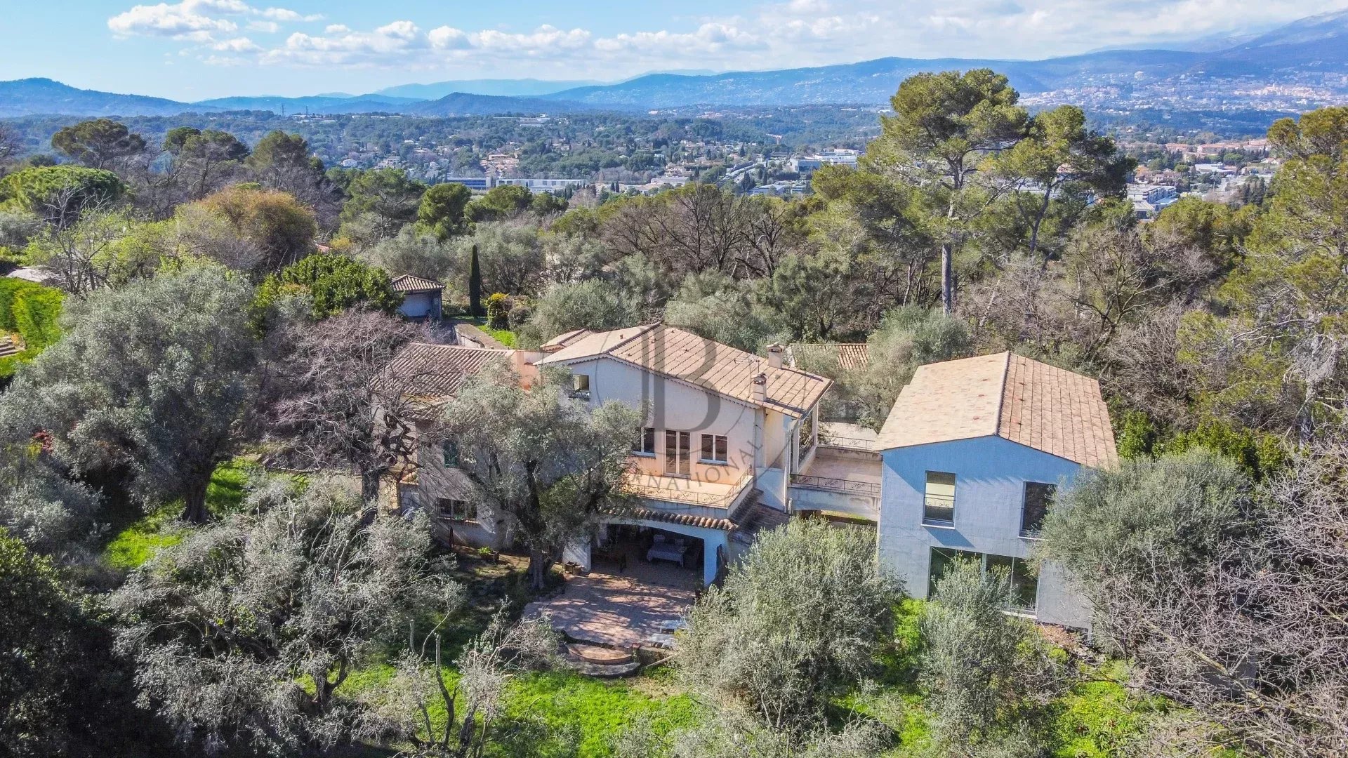 MOUGINS – PEYROUES – BELLE PROPRIÉTÉ À FORT POTENTIEL