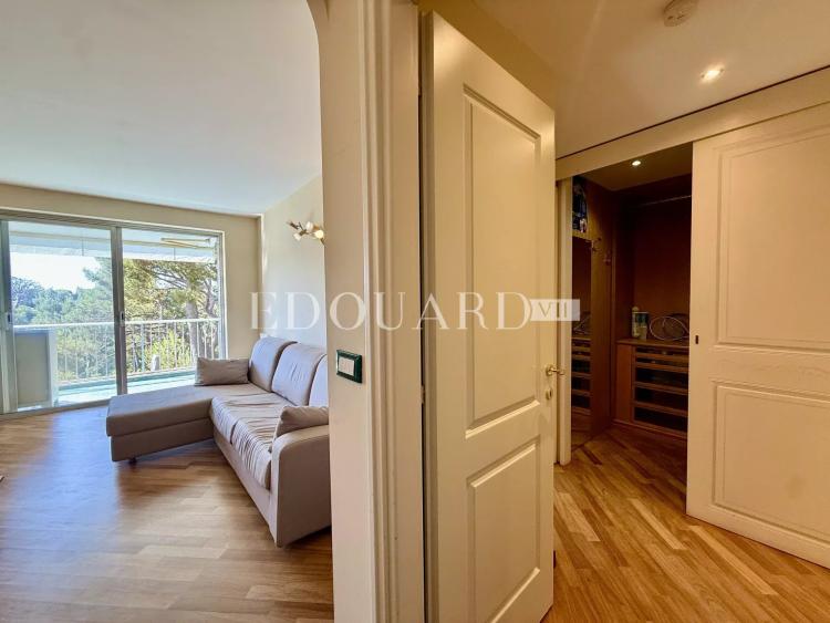 Dans prestigieux immeuble sur le Plateau du Cap, à vendre élégant deux pièces avec terrasse et cave