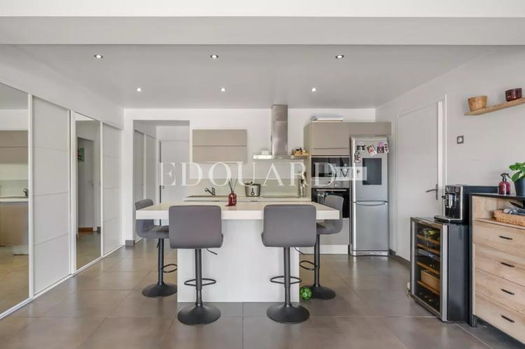 Sur la commune de Villefranche sur Mer,  charmant trois/quatre pièces à vendre avec grande terrasse