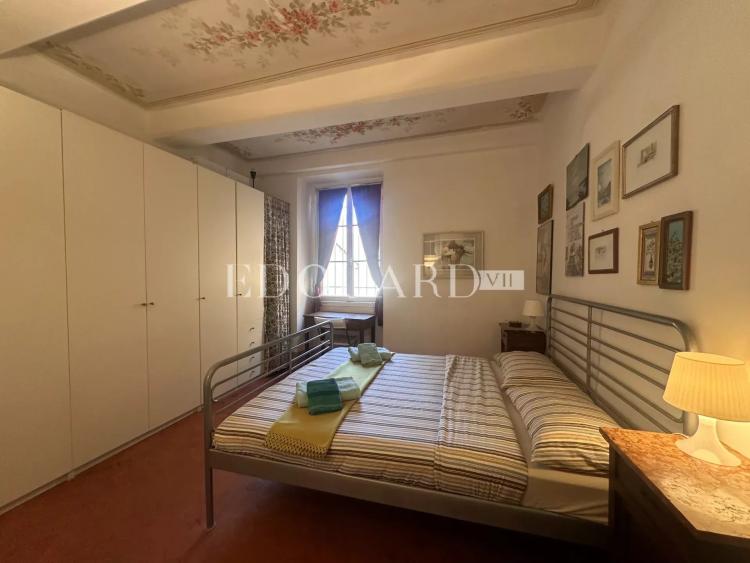 Trois pièces en très bon état au premier étage d’un immeuble ancien au cœur de la Place du Cap de Menton