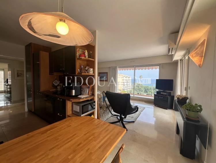 En exclusivité trois pièces avec vaste terrasse, splendide vue mer et double garage, dans immeuble de standing