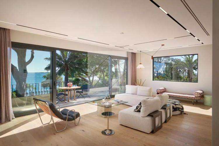 Villa de luxe à Cannes : Écrin d'élégance avec vue mer panoramique dans un domaine privé