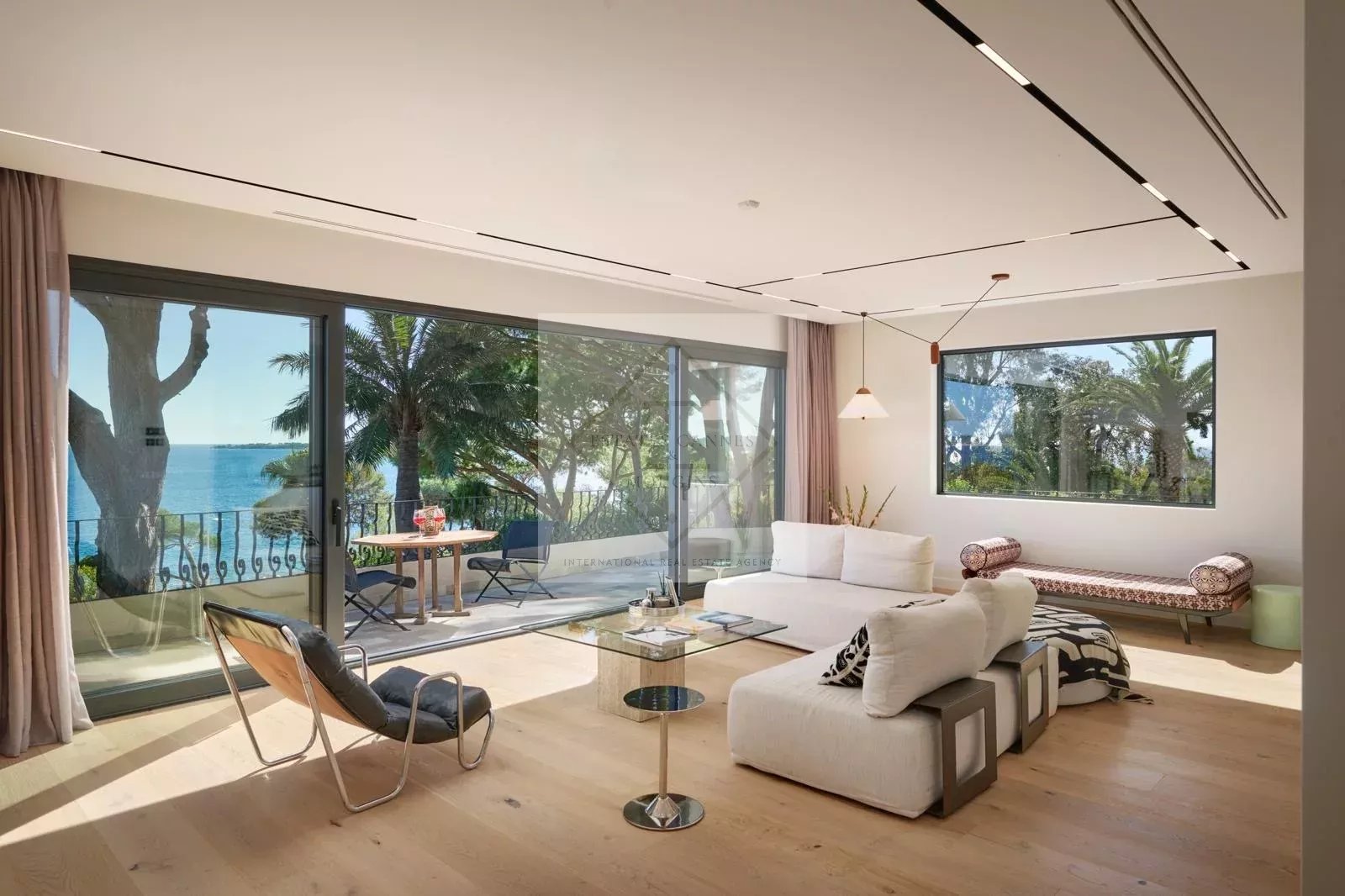 Villa de luxe à Cannes : Écrin d'élégance avec vue mer panoramique dans un domaine privé