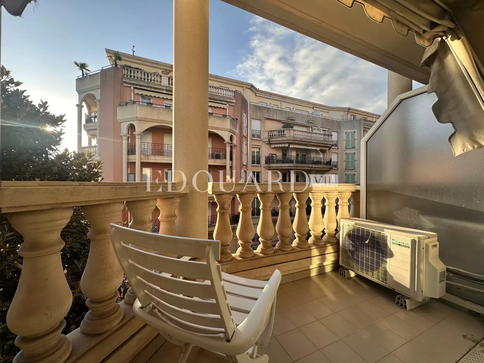 Dans résidence de luxe, deux pièces avec terrasse, balcon, belle vue mer,  cave et parking en sous-sol