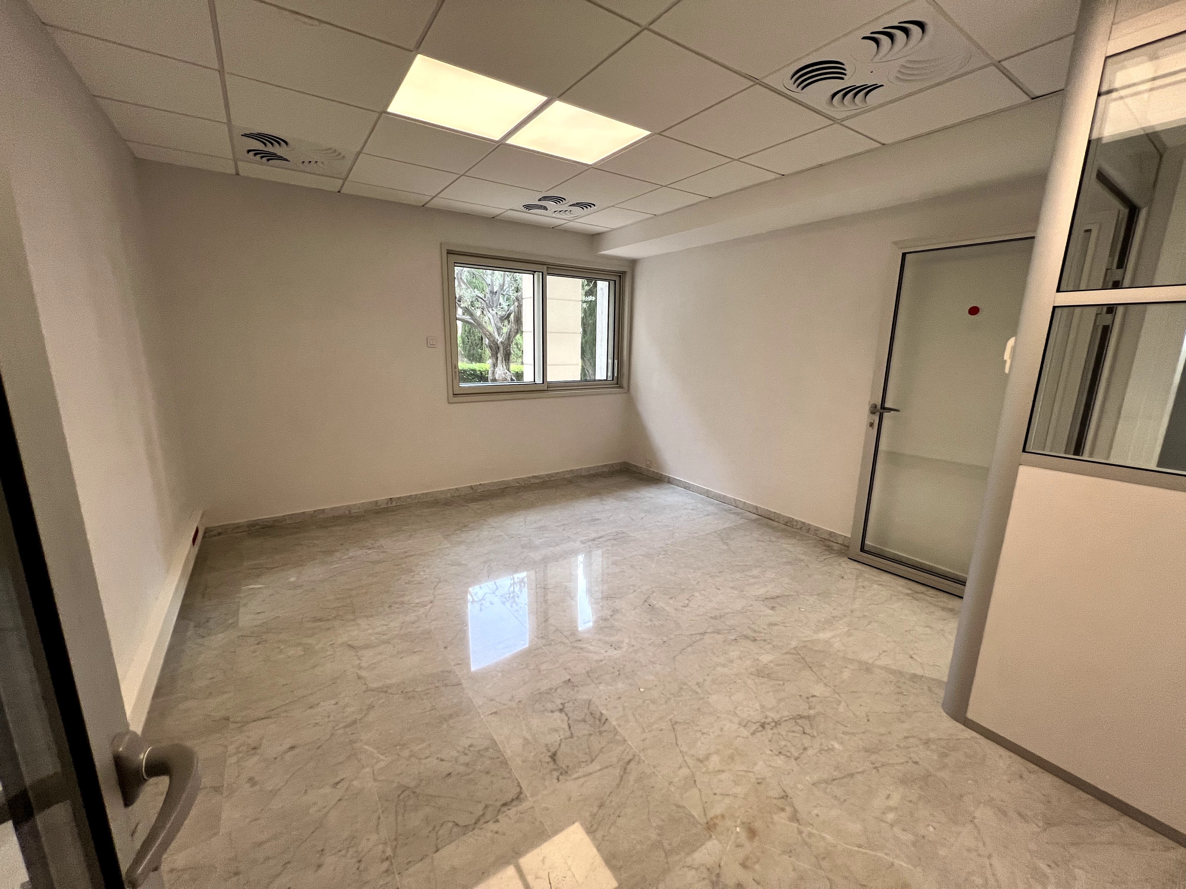FONTVIEILLE - SPACIEUX BUREAUX AVEC 6 ESPACES DE TRAVAIL - LE SEASIDE PLAZA