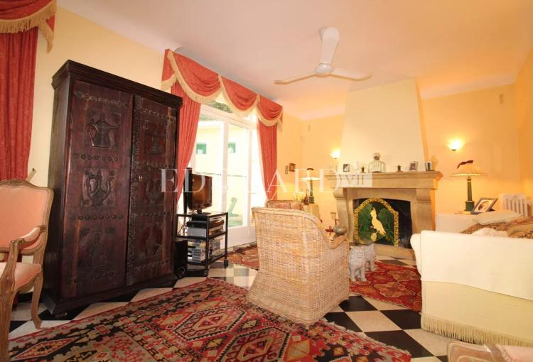 En exclusivité villa en très bon état avec double garage, grande terrasse, agréable jardin et belle vue mer