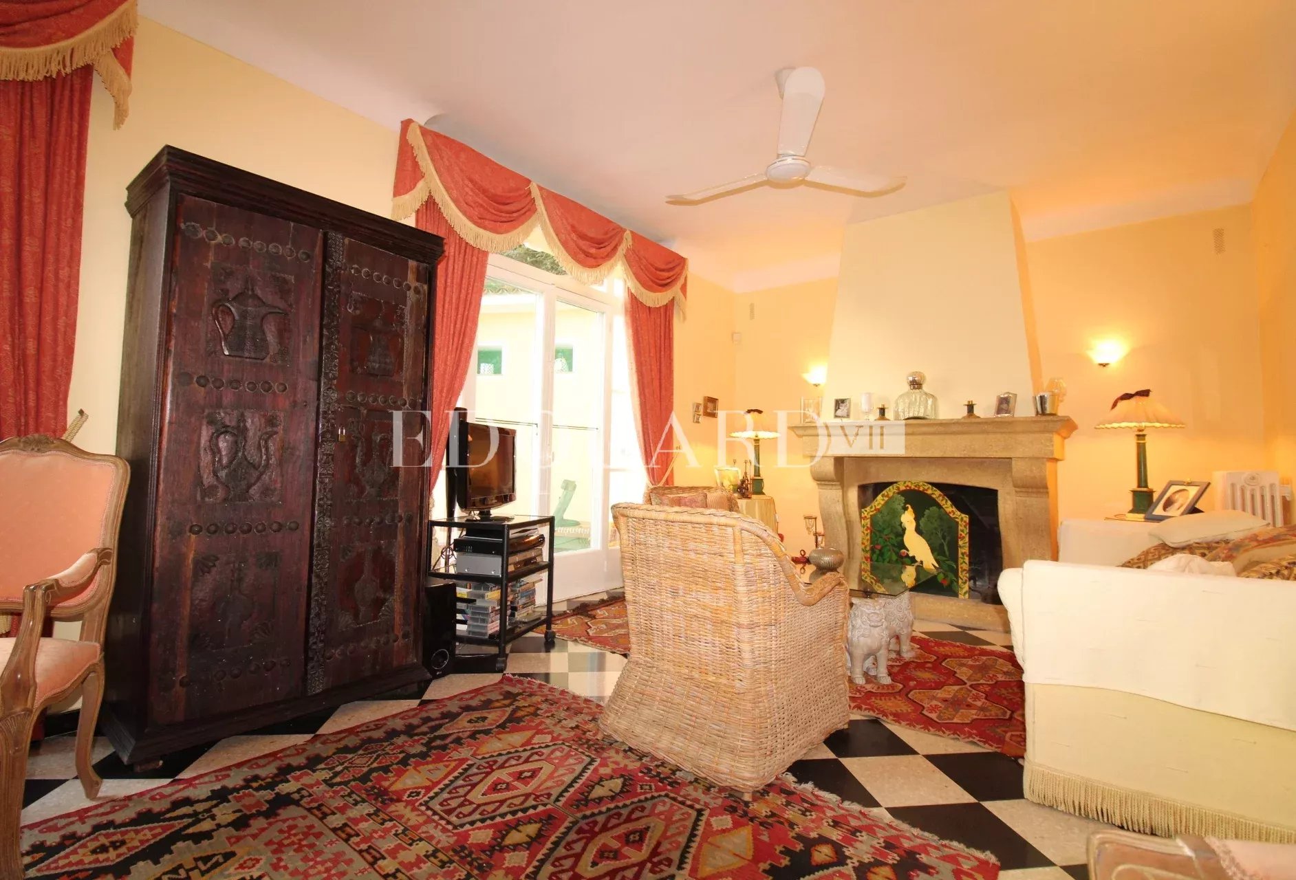 En exclusivité villa en très bon état avec double garage, grande terrasse, agréable jardin et belle vue mer