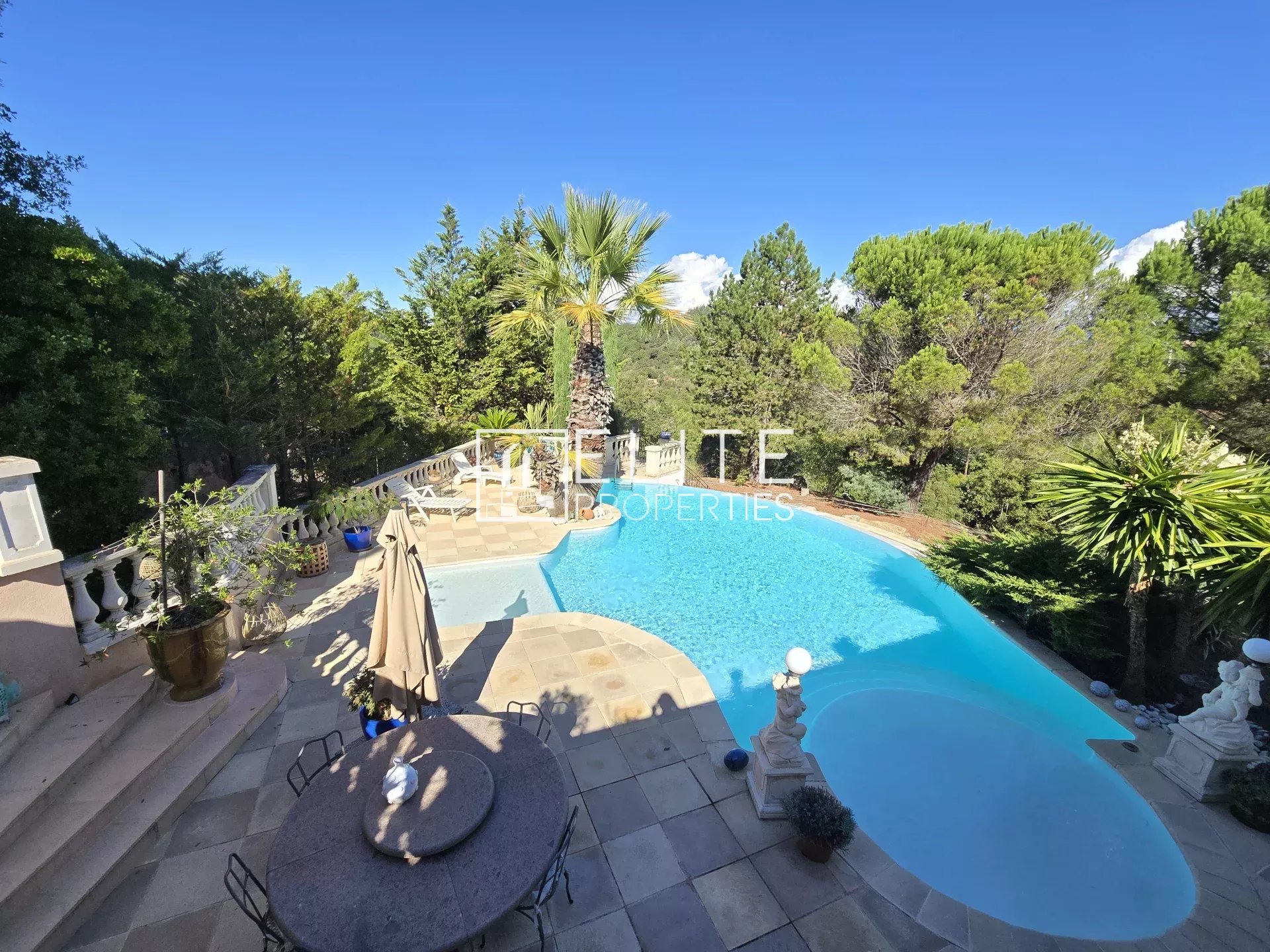 VILLA DE 205m² + PISCINE LES ADRETS