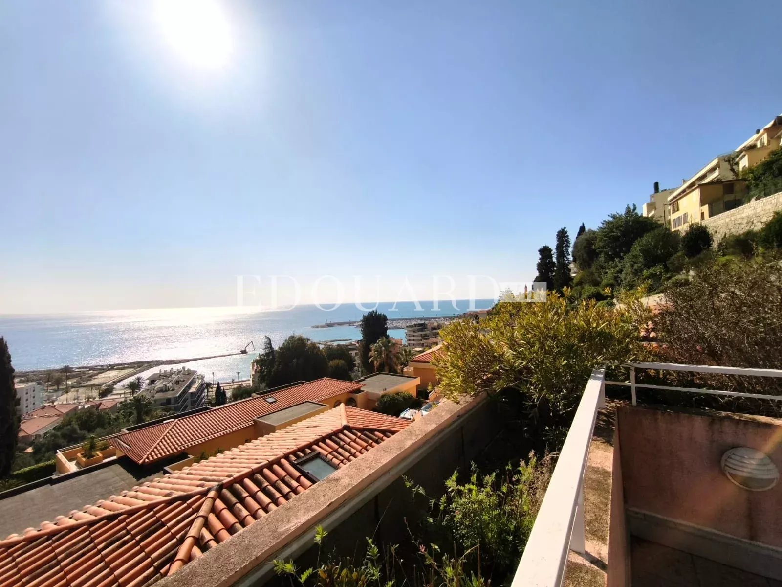 Deux pièces à vendre au dernier étage d'un prestigieux immeuble au cœur du renommé quartier de Garavan