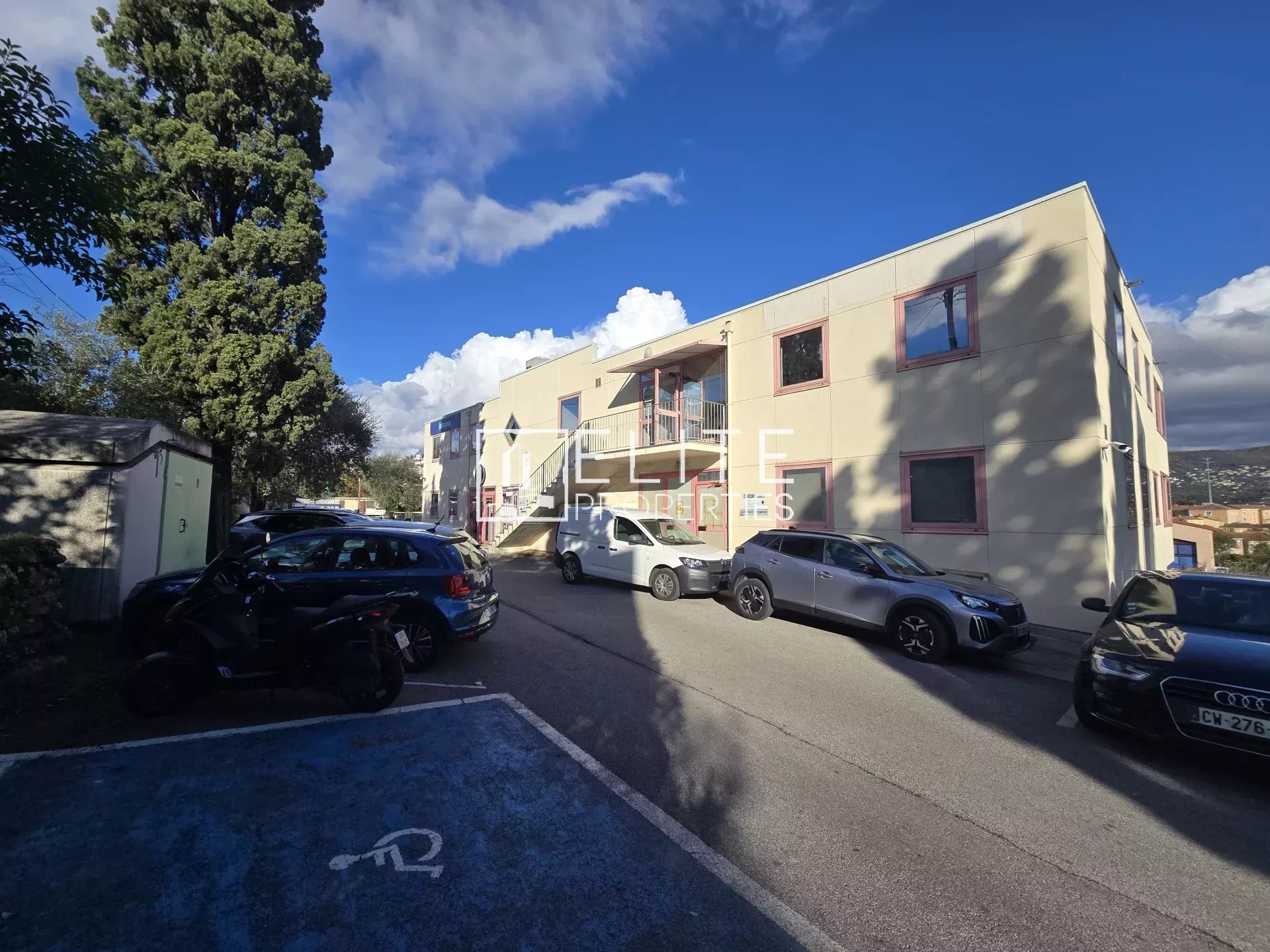 LOCAL COMMERCIAL DE 125 m² AU 1er ÉTAGE – GRASSE