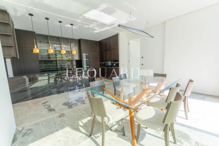 En exclusivité villa neuve avec domotique, ascenseur, grandes terrasses, piscine à débordement et belle vue mer