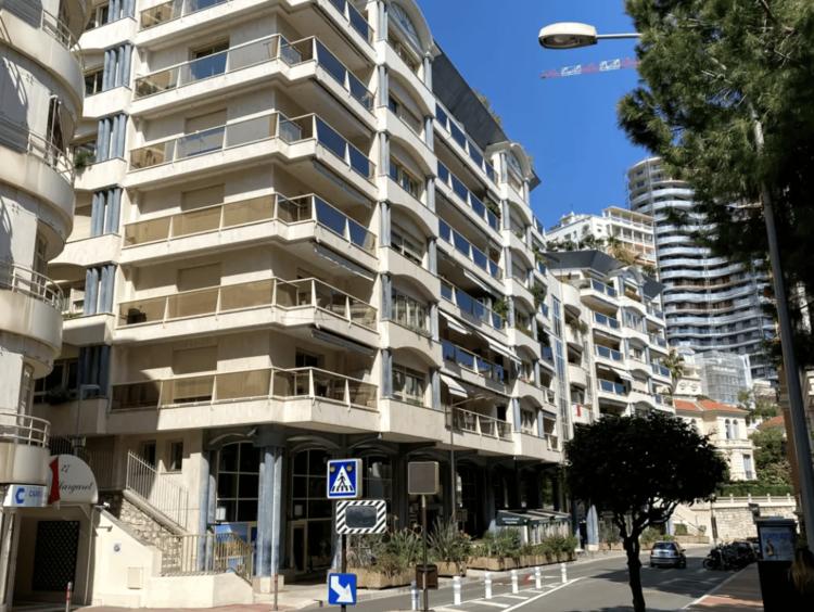 BOULEVARD D'ITALIE: grand bureau meublé de 5 pièces en vente