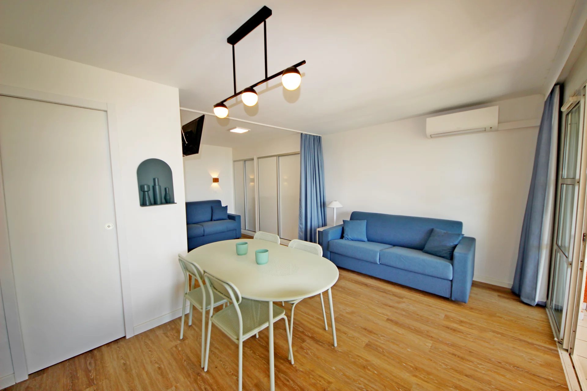 SOUS OFFRE AGAY CAP ESTEREL LE HAMEAU. DEUX PIECES REZ DE JARDIN VUE MER