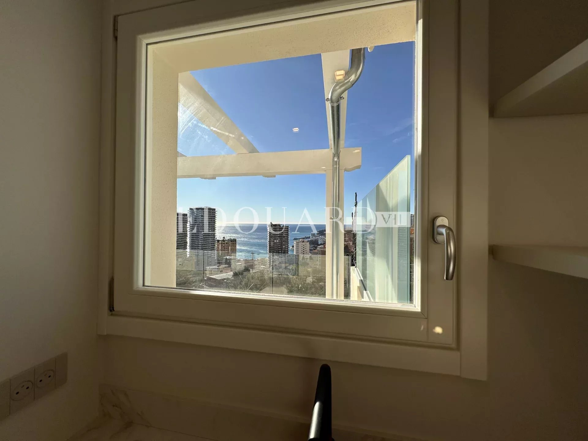 Superbe quatre pièces soigneusement rénové avec vastes terrasses, jardin, vue mer panoramique et parking