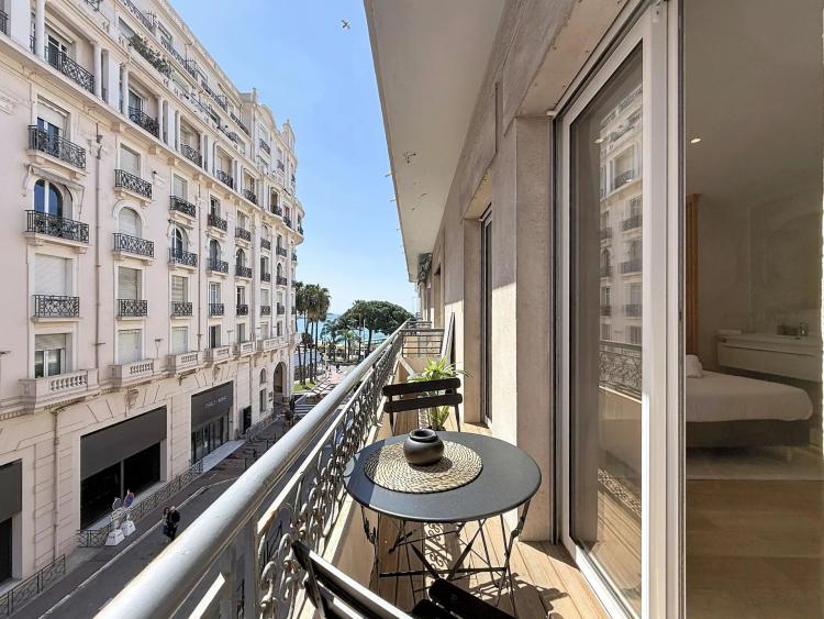CANNES - ARRIERE CROISETTE - VUE LATERALE MER