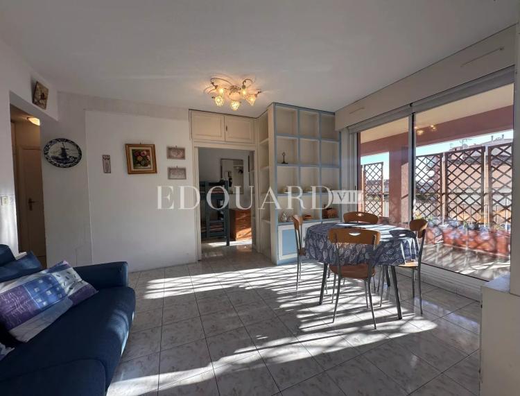 En exclusivité trois pièces traversant avec grande terrasse couverte et vaste jardin