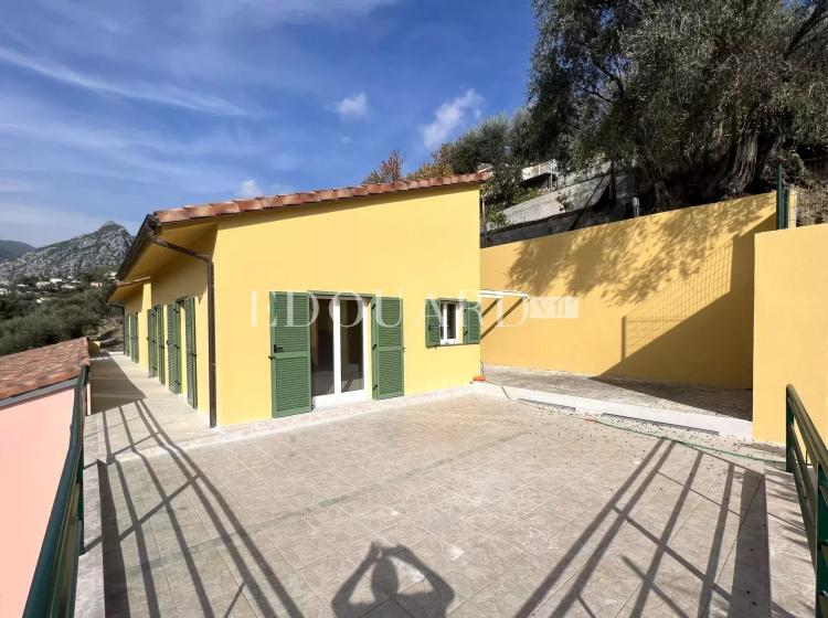 Villa en cours de rénovation avec vaste terrain, spacieuse terrasse, double garage et parking. Exclusivité