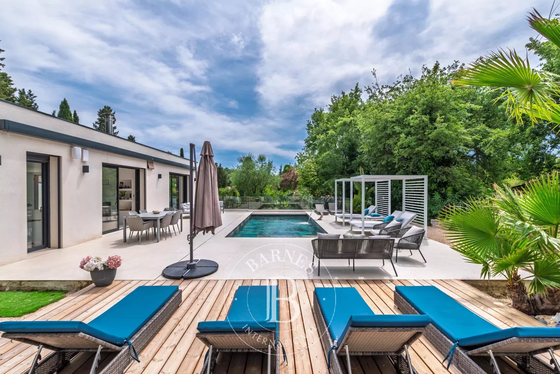 5mn de Valbonne - Magnifique maison contemporaine – 5 chambres – Domotique – Piscine – Studio indépendant