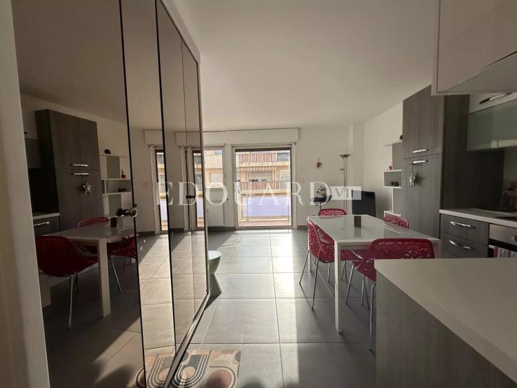 En exclusivité charmant studio finement rénové avec  balcon, vue mer latérale et possibilité garage