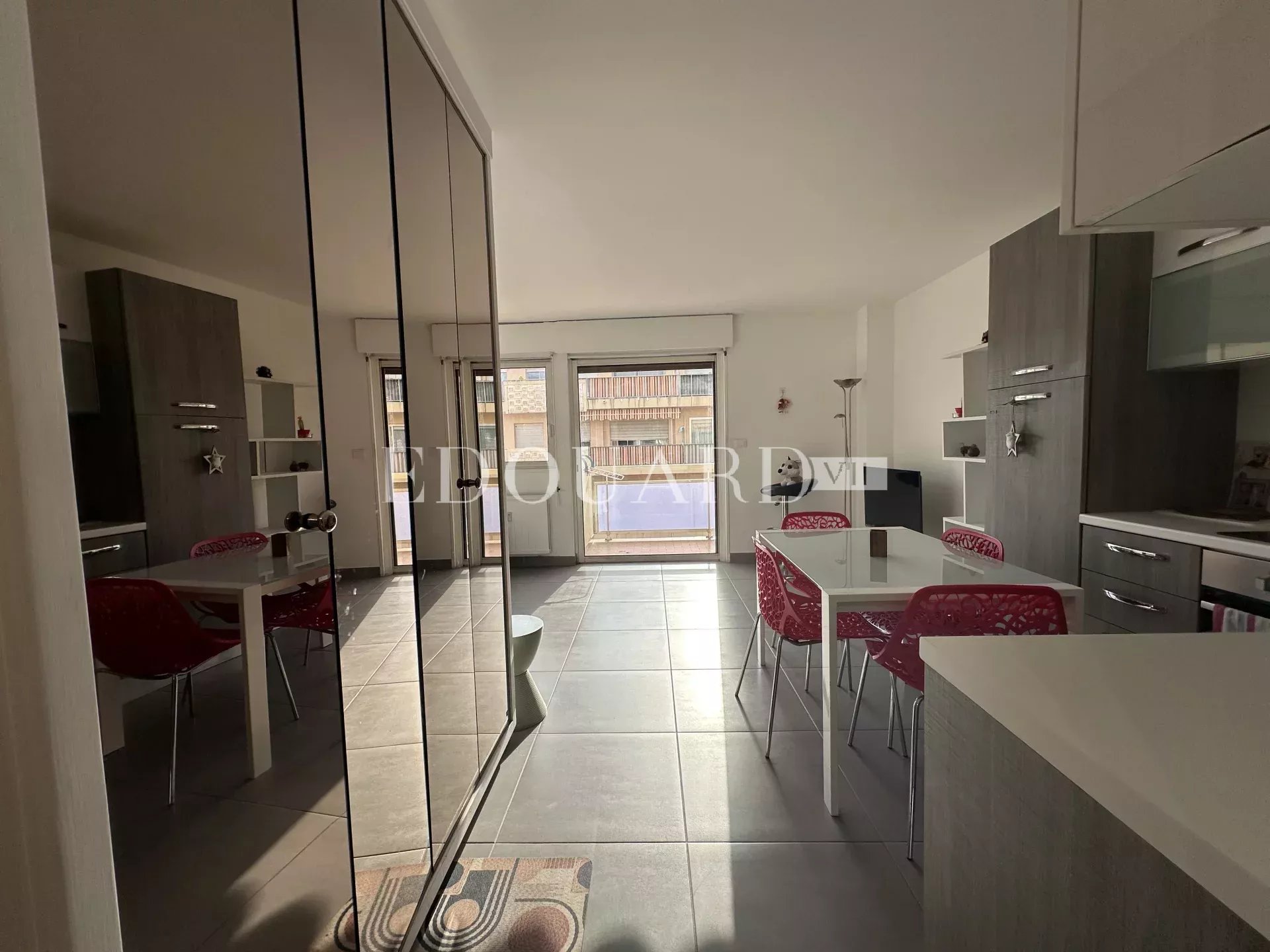 En exclusivité charmant studio finement rénové avec  balcon, vue mer latérale et possibilité garage