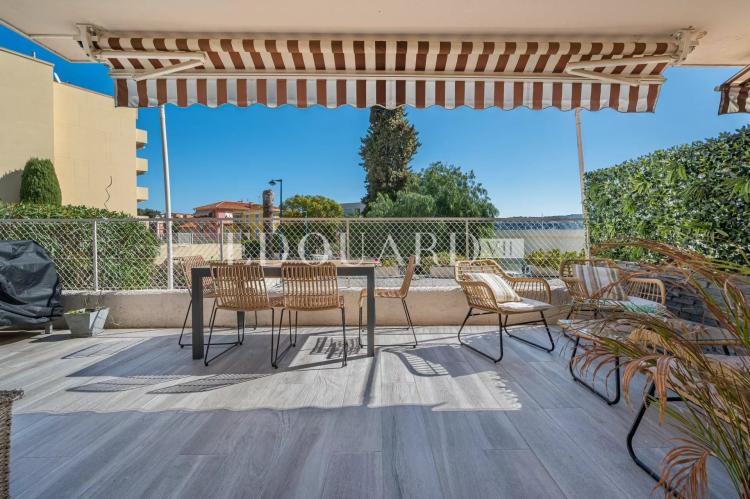Sur la commune de Villefranche sur Mer,  charmant trois/quatre pièces à vendre avec grande terrasse