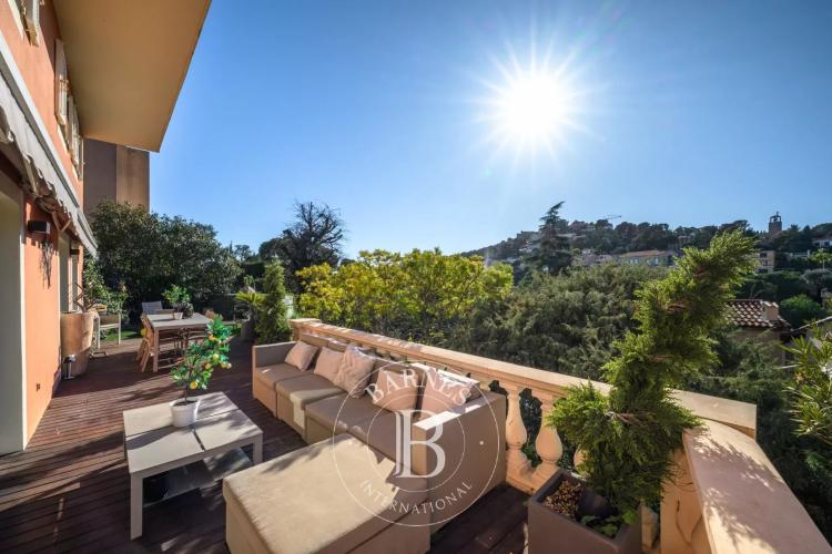 VILLEFRANCHE-SUR-MER — ÉLÉGANT DUPLEX AVEC VUE PANORAMIQUE DÉGAGÉE