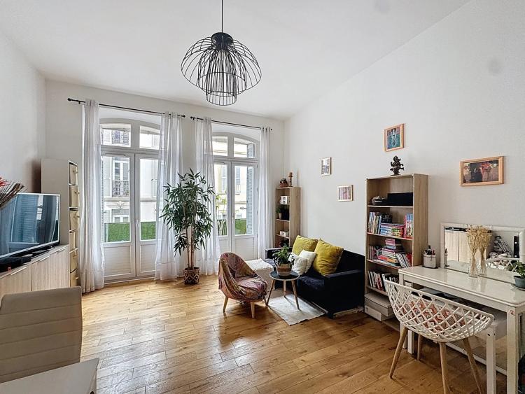 CANNES – LA BANANE • 2 PIÈCES RÉNOVÉ DANS IMMEUBLE BOURGEOIS ACSENSEUR ET EXTERIEUR