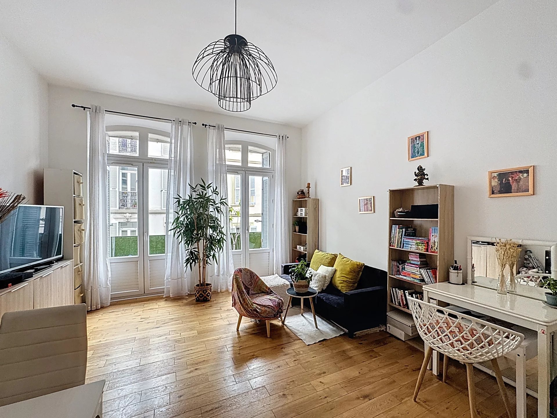 CANNES – LA BANANE • 2 PIÈCES RÉNOVÉ DANS IMMEUBLE BOURGEOIS ACSENSEUR ET EXTERIEUR