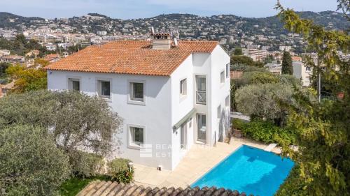 Villa contemporaine avec jardin et piscine au centre-ville