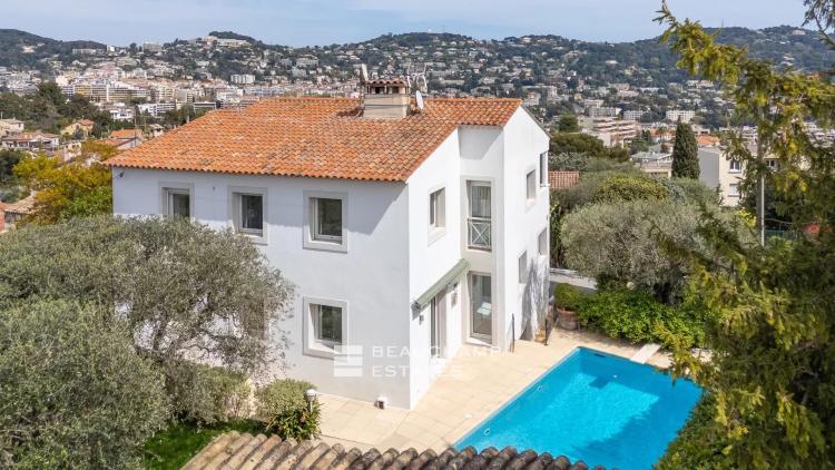 Villa contemporaine avec jardin et piscine au centre-ville