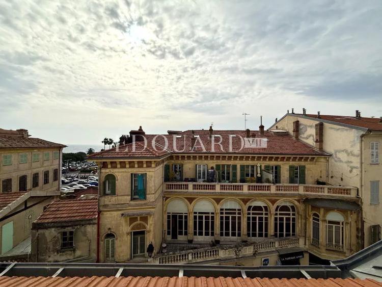 Magnifique quatre pièces au dernier étage d'un bel immeuble bourgeois au cœur de la zone piétonne
