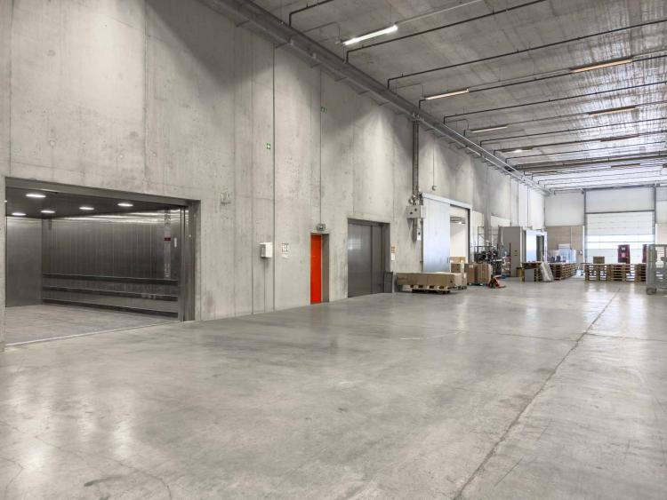 Dépôt Logistique -aménagé de racks - accès quais de Déchargement
