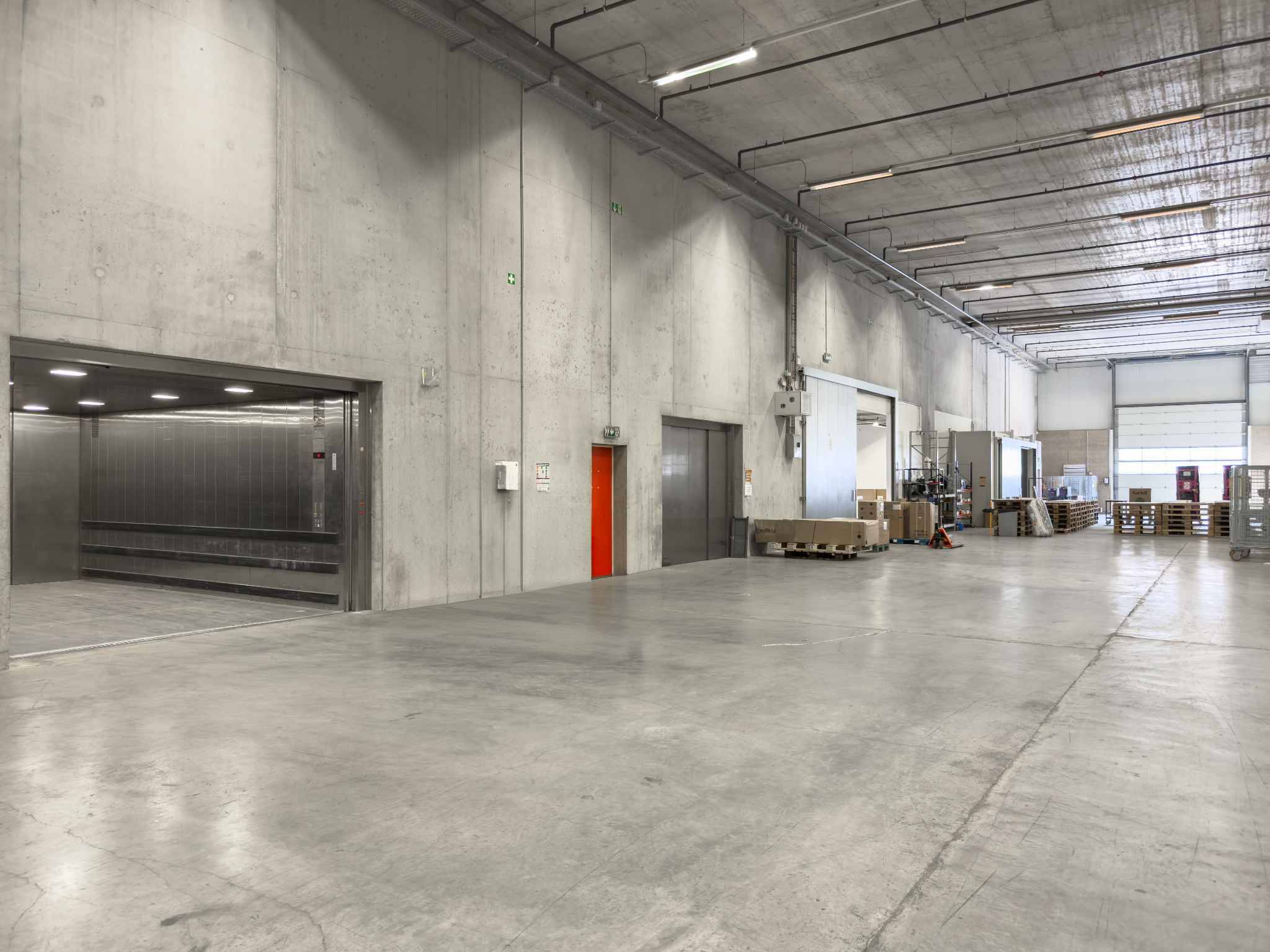 Dépôt Logistique -aménagé de racks - accès quais de Déchargement