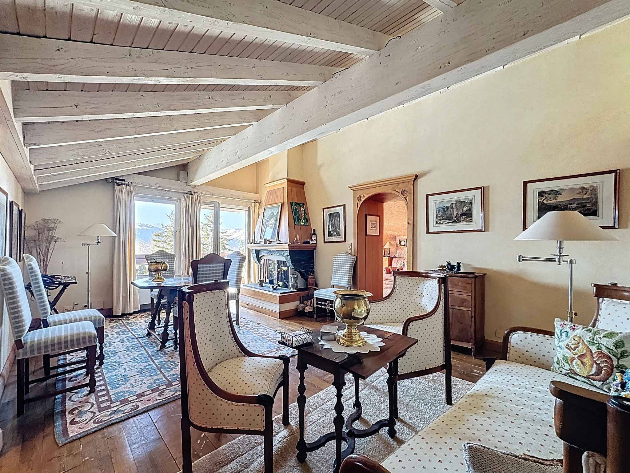 Appartement de 6.5 pièces en attique face au golf avec superbe vue + studio