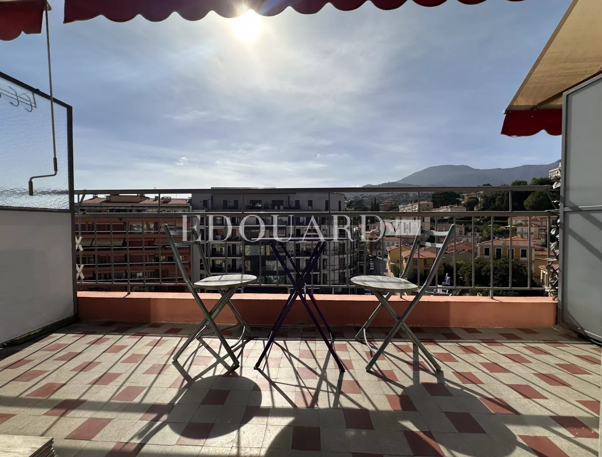 Dans le centre de Menton, en exclusivité grand studio en bon état avec terrasse et agréable vue dégagée
