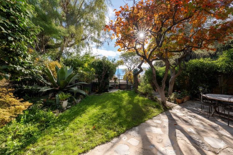 CANNES CROIX DES GARDES - MAISON DE CARACTERE – BEAUX VOLUMES