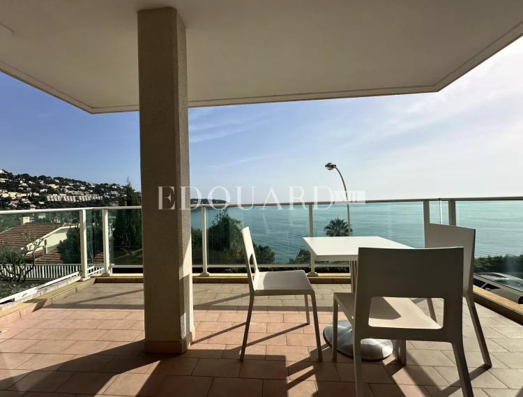En exclusivité deux pièces avec terrasse, magnifique vue mer panoramique et spacieux parking