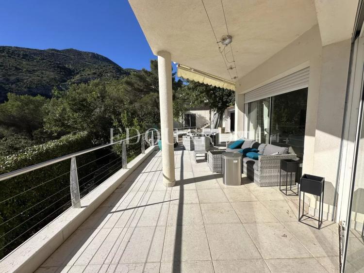 Superbe villa moderne avec belle vue mer et collines, à 10 minutes en voiture de la Principauté de Monaco