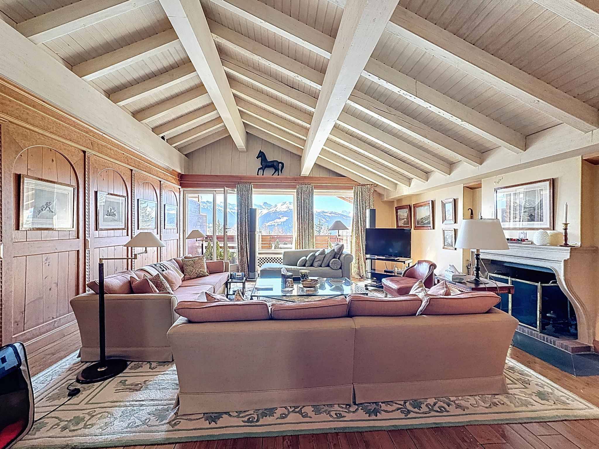Appartement de 6.5 pièces en attique face au golf avec superbe vue + studio