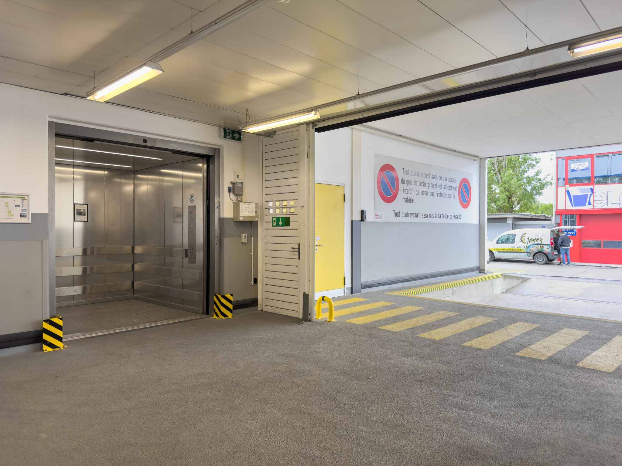 Bureau de 283 m² au 1er étage d’un bâtiment industriel au Lignon
