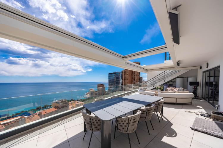 PENTHOUSE RENOVE PROCHE DE MONACO AVEC VUE MER SUR