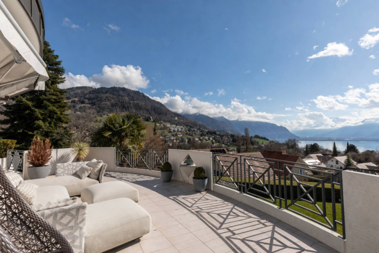 Unique Propriété de 8.5 pièces avec vue panoramique et piscine