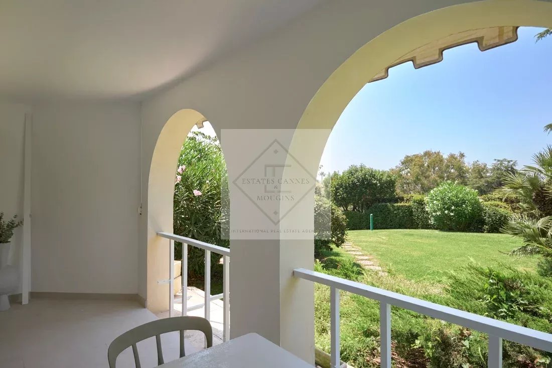 CANNES Californie - Élégant 2 pièces rénové avec vue mer et jardin