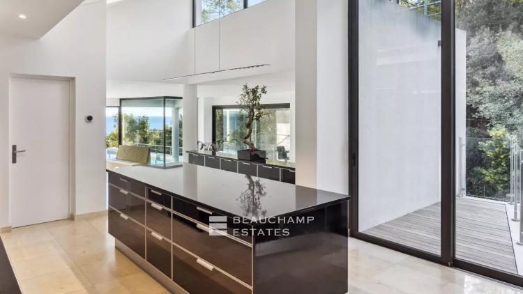 Villa contemporaine - vue mer & volumes généreux – Cannes