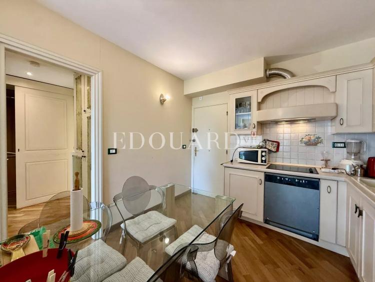 Dans prestigieux immeuble sur le Plateau du Cap, à vendre élégant deux pièces avec terrasse et cave