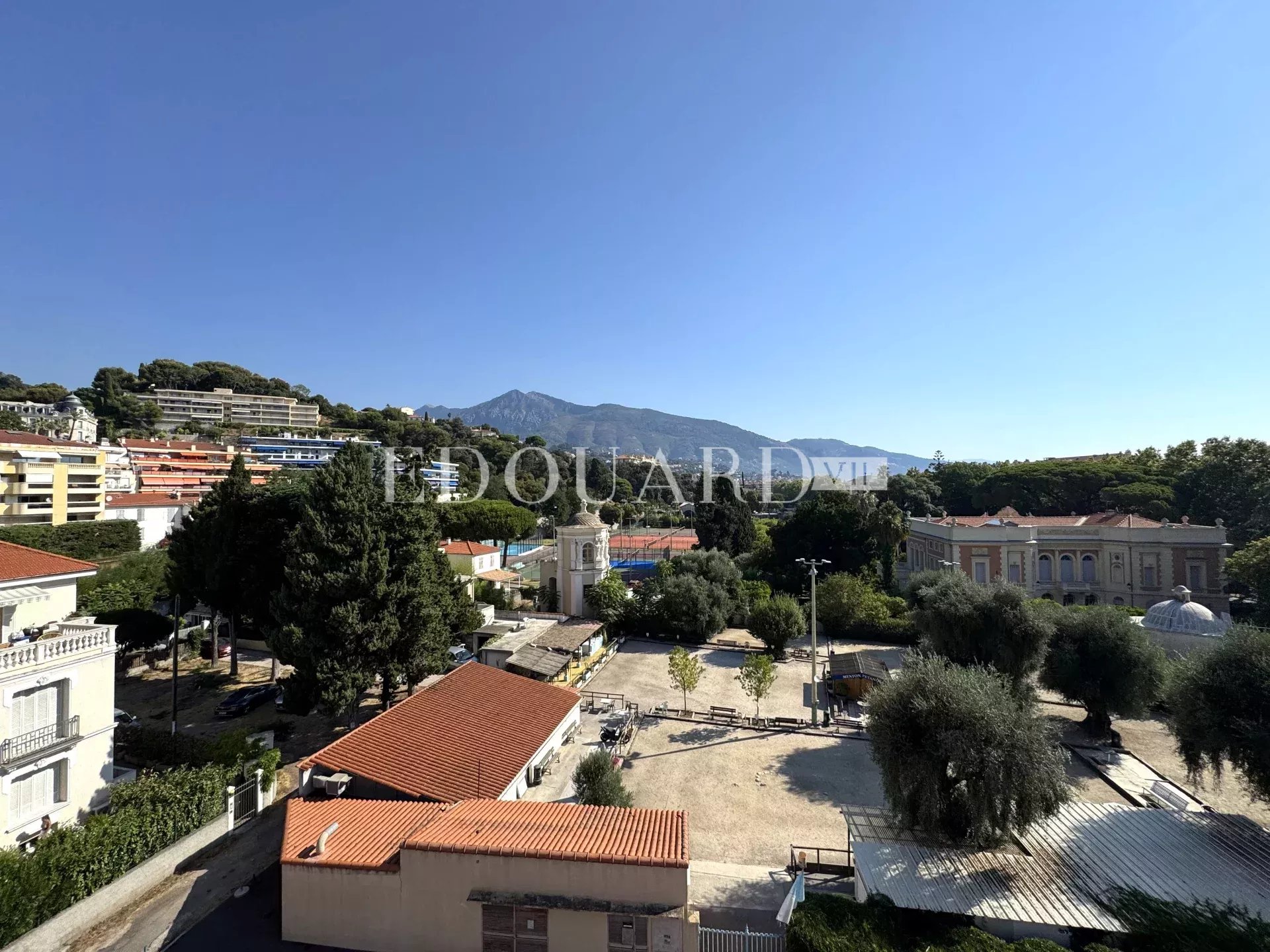 En exclusivité trois pièces à vendre avec terrasse, belle vue dégagée et garage
