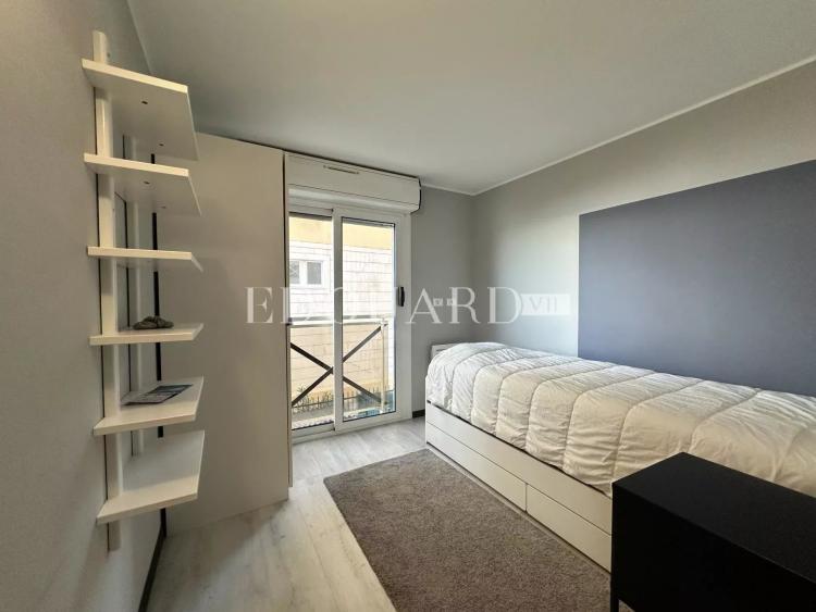 En exclusivité trois pièces avec balcon, splendide vue mer et garage, proche des écoles et du Parc Koaland