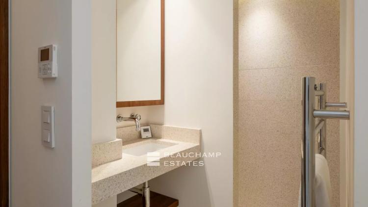 Vue mer & adresse d’exception – Appartement rénové, Cannes Croisette, 3 chambres, terrasse sur les jardins