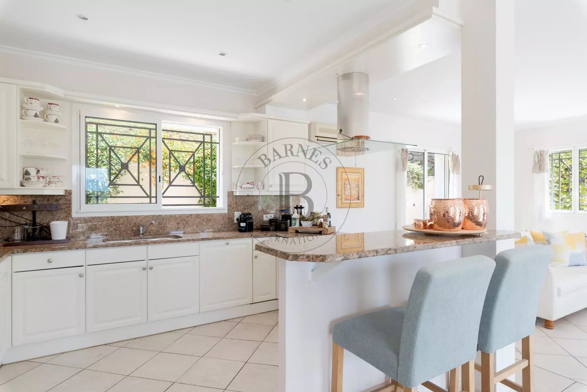 MOUGINS - VILLA AVEC VUE DANS DOMAINE SECURISE